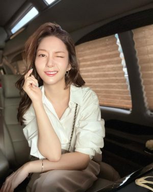 Park Min-young Instagram - 👋🏻