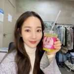 Park Min-young Instagram - 꺄 잔뜩지쳐있는데 감동주기있나! 곧 만나 마이걸김클린💛 #갓세정 #범바너3 @clean_0828