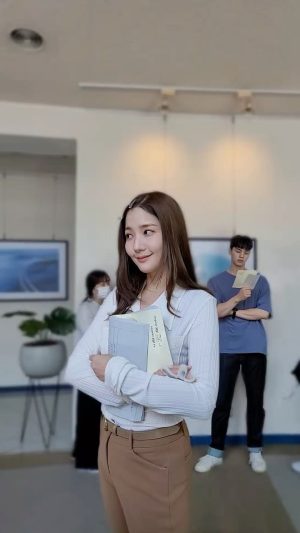 Park Min-young Instagram - 드디어 내일이네 기상청 진하경 #jtbc #10:30pm #forecastingloveandweather ➡️ startingtomorrow 🧡