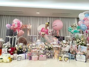 Park Min-young Instagram - Every year on my birthday, I get reminded of how much you mean to me as my best friends and biggest supporters that I know will always stand by my side. It just warms my heart to see all your birthday wishes, hand-written letters and gifts and I feel so blessed to celebrate another birthday with you all. I really appreciate all your love and support. You truly made my day. Once again, thank you so much everyone and I will do my best to make you proud!🌸

콩알들이 보내준 사랑이 너무 커서 사진이 점점 커져요. 그만큼 더 잘해야겠다 다짐이 드는 하루였어요. 생일 행복하게 해주신 모든분들 너무 고맙고 사랑해요 내콩알들은 내가 지켜야지 🌸