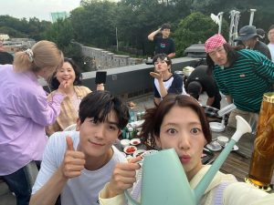 Park Shin-hye Instagram - 우리에게 더위와 추위 모두 경험하게 해주었던 옥상..
따듯하고 시원할 수도 있었잖아...
꼭..그렇게...더워야만 했냐아아아아아아!!!!!!!!!!🤬🤬
#닥터슬럼프