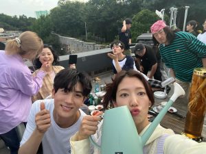 Park Shin-hye Instagram - 우리에게 더위와 추위 모두 경험하게 해주었던 옥상..
따듯하고 시원할 수도 있었잖아...
꼭..그렇게...더워야만 했냐아아아아아아!!!!!!!!!!🤬🤬
#닥터슬럼프