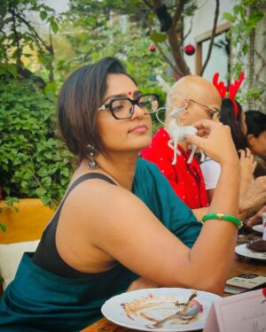 Parvathy Instagram - Merry Merry was had! 🎄❤️

Avec mon amie @smritikiran at our dorling @minimathur’s heavenly home. Sumptuous meal, hearty laughter and hearts full of love ♥️
