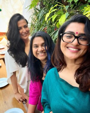 Parvathy Instagram - Merry Merry was had! 🎄❤️

Avec mon amie @smritikiran at our dorling @minimathur’s heavenly home. Sumptuous meal, hearty laughter and hearts full of love ♥️