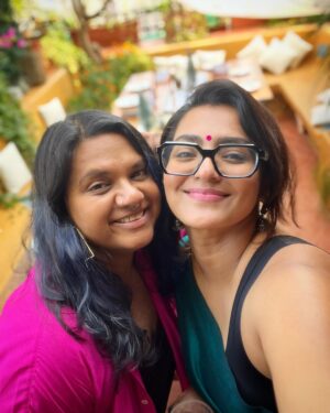 Parvathy Instagram - Merry Merry was had! 🎄❤️

Avec mon amie @smritikiran at our dorling @minimathur’s heavenly home. Sumptuous meal, hearty laughter and hearts full of love ♥️