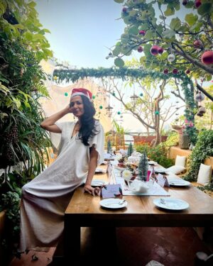 Parvathy Instagram - Merry Merry was had! 🎄❤️

Avec mon amie @smritikiran at our dorling @minimathur’s heavenly home. Sumptuous meal, hearty laughter and hearts full of love ♥️
