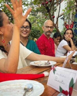 Parvathy Instagram - Merry Merry was had! 🎄❤️

Avec mon amie @smritikiran at our dorling @minimathur’s heavenly home. Sumptuous meal, hearty laughter and hearts full of love ♥️