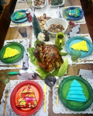 Parvathy Instagram - Merry Merry was had! 🎄❤️

Avec mon amie @smritikiran at our dorling @minimathur’s heavenly home. Sumptuous meal, hearty laughter and hearts full of love ♥️