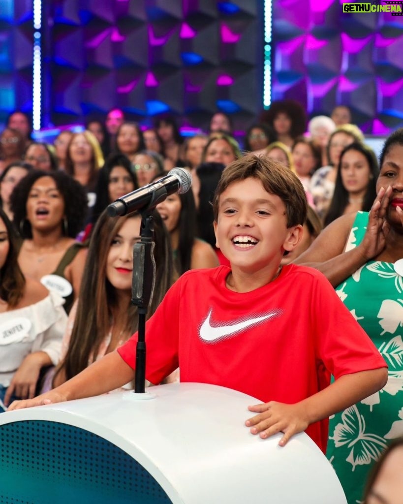 Patrícia Abravanel Instagram - Quando as crianças aparecem de surpresa nos bastidores da gravação e ainda participam do programa kkk 😅 Pedro entrou na fila do auditório e ainda acertou a resposta do 3 Pistas. ❤️❤️❤️ 📸 @gabrielcardosofoto SBT - Sistema Brasileiro De Televisão