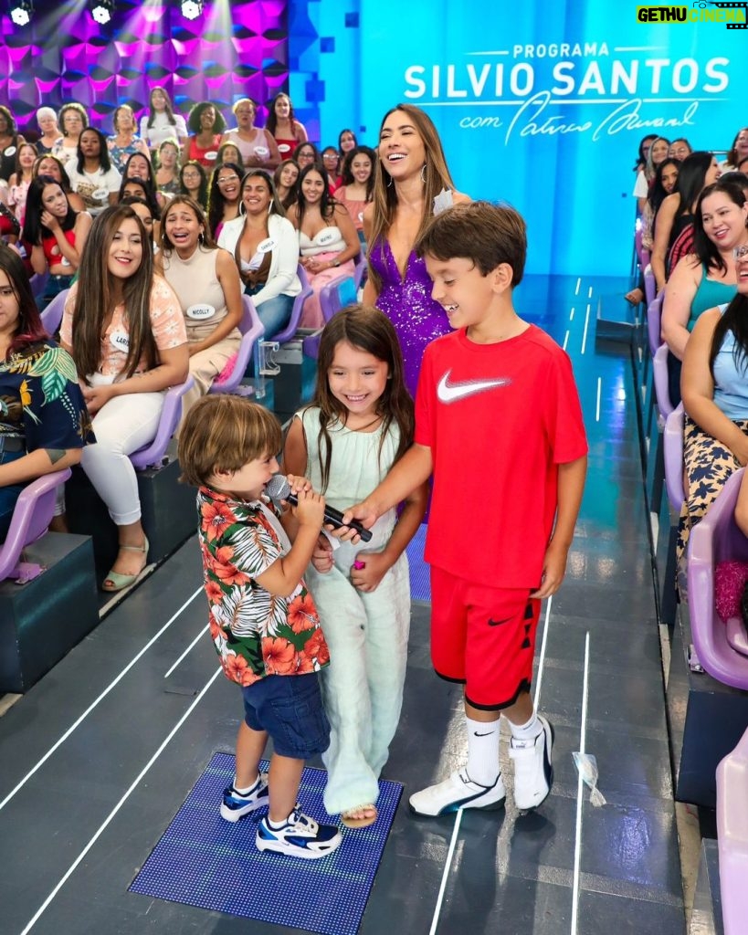 Patrícia Abravanel Instagram - Quando as crianças aparecem de surpresa nos bastidores da gravação e ainda participam do programa kkk 😅 Pedro entrou na fila do auditório e ainda acertou a resposta do 3 Pistas. ❤️❤️❤️ 📸 @gabrielcardosofoto SBT - Sistema Brasileiro De Televisão