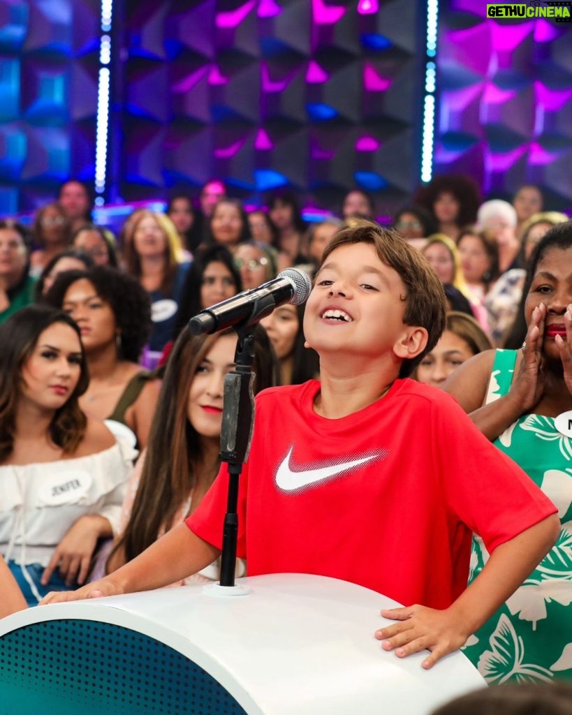 Patrícia Abravanel Instagram - Quando as crianças aparecem de surpresa nos bastidores da gravação e ainda participam do programa kkk 😅 Pedro entrou na fila do auditório e ainda acertou a resposta do 3 Pistas. ❤️❤️❤️ 📸 @gabrielcardosofoto SBT - Sistema Brasileiro De Televisão