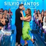 Patrícia Abravanel Instagram – Aeee!!! Já estamos no ar com um programa INÉDITO especialmente pra vocês! 💚💚💚 #ProgramaSilvioSantos 

📸 @gabrielcardosofoto SBT – Sistema Brasileiro De Televisão