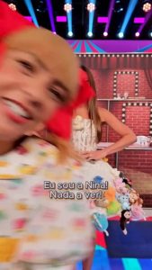 Patrícia Abravanel Instagram - Nina Verso tá diferente 😅 Domingo, 20h, no SBT