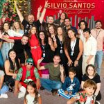 Patrícia Abravanel Instagram - Muitaaaa alegria!! Que restrospectiva lindaaaa!! Pra mim esse é o melhor programa do mundooo!! Muita gratidão por nosso time forte, competente, unido e sempre disposto a se superar!! Profissionais que estão com o Silvio Santos a muitos anos mas me abraçaram com um desejo enorme de honrar esse legado e fazer algo ainda mais lindo! E os artistas?!! Muita gratidão por todos que participaram e receberam nosso convite com entusiasmo, chegam no palco prontos para surpreender e entregar o melhor entretenimento! Nossas colegas de trabalho, o auditório mais feminino do Brasil!! Amo demais!!! Ela apresentam o programa comigo e tem lugar de destaque. A gente se diverte muito juntas!! Anunciantes e parceiros obrigada pela confiança!! Desejamos que sejam ainda mais prósperos!! Bailarinas e bailarinos!! Vocês são simplesmente os melhores!! Topam tudo e fazem com muita excelência!! São tantas pessoas envolvidas em um programa como esse, tantos sonhos, talentos e uma rotina intensa de muito trabalho. Obrigada por fazer isso acontecer e por serem exatamente quem são! (Faltando muita gente na foto) Se estou aqui agradecendo a eles é porque temos VOCÊ na nossa frente, nos aplaudindo, nos inspirando e nos desafiando a sempre entregar o melhor! Obrigada por sua companhia e audiência. Prometemos surpreender ainda mais em 2024!! Pessoal da edição amamos essa retrospectiva!! Muitas vivas para o programa Silvio Santos de 2023!! Agora bora aproveitar as férias para voltarmos mais cheios de novas ideias para arrebatar e maravilhar em 2024!! “Deus faz infinitamente mais de tudo o que pedimos ou pensamos, segundo o seu poder que atua em nós,“ ‭‭(Efésios‬ ‭3‬:‭20‬) Obrigada 🙏 SBT - Sistema Brasileiro De Televisão