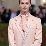 Patrick Schwarzenegger Instagram - ❤️MET 2022❤️ Suit: @lanvinofficial Ring/watch: @cartier Hat: @esenshel Styled: @avoyermagyan The Met Ball