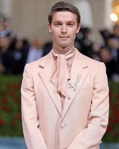 Patrick Schwarzenegger Instagram - ❤️MET 2022❤️ Suit: @lanvinofficial Ring/watch: @cartier Hat: @esenshel Styled: @avoyermagyan The Met Ball