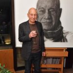 Patrick Stewart Instagram - Several dear friends, especially @lucy_yeomans and my longtime agent @paullyonmaris, hosted this lovely evening in London to celebrate the publication of #MakingItSo. During the party, the remarkable artist @jasonbrooksartist unveiled this portrait — this was a complete surprise and made even more special that Jason was there. Thank you so very much, Jason, and to all the friends who joined me.  📸: @jedcullenphoto @davebenett @1hotel.mayfair