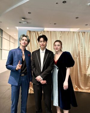 Patsit Permpoonsavat Instagram - I'm back n’ nice too see y’all again. 🤍
Glad to met you, my idol @eunwo.o_c ✌🏻
N’ congrate to ma bro @bbillkin 👏🏻

stylist @zarasenzen hair @jeanthailand2531 
Makeup @jin_pannaphat #thxpickub 
#KonnecThai #KonnecCon 
#thxpickub