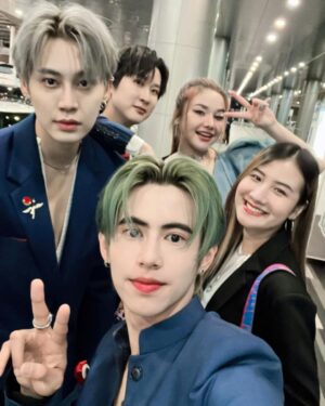Patsit Permpoonsavat Instagram - I'm back n’ nice too see y’all again. 🤍
Glad to met you, my idol @eunwo.o_c ✌🏻
N’ congrate to ma bro @bbillkin 👏🏻

stylist @zarasenzen hair @jeanthailand2531 
Makeup @jin_pannaphat #thxpickub 
#KonnecThai #KonnecCon 
#thxpickub