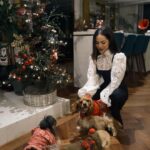 Paty Cantú Instagram - Lo bonito de la Navidad es todo eso sucede entre las fotos. Lo imperfecto. Los seres que queremos. Las tradiciones y las risas. Felices fiestas! #perrijos #diciembre #patycantu