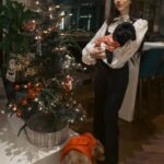 Paty Cantú Instagram - Lo bonito de la Navidad es todo eso sucede entre las fotos. Lo imperfecto. Los seres que queremos. Las tradiciones y las risas. Felices fiestas! #perrijos #diciembre #patycantu