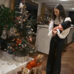 Paty Cantú Instagram - Lo bonito de la Navidad es todo eso sucede entre las fotos. Lo imperfecto. Los seres que queremos. Las tradiciones y las risas. Felices fiestas! #perrijos #diciembre #patycantu