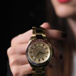 Paty Cantú Instagram - Santa llegó justo a tiempo con este increíble reloj de mis amigos de @bulova_mexico . Los detalles como los cristales en diferentes colores a juego con el tono dorado, son la combinación perfecta para brillar en estas fiestas. #RegalaTiempo con #Bulova