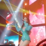 Paty Cantú Instagram - Maldito el día en que te encontré… eh. Momentitos en vivo desde el Feliz Breakup tour… qué sorpresas traerán las siguientes fechas? #gomademascar #felizbreakuptour #dramaqueen #sarcasmqueen #cantautora #patycantu 💚🍀🟢🧪 Teatro Metropólitan