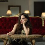 Paty Cantú Instagram - Normalmente en mis videos intento que todo signifique algo. Hasta el más mínimo detalle. Ya encontraron todos los simbolismos en el video de #LaOtra? Cuéntenmelo directamente en el video que estaré leyéndolos y contestando! (Por cierto, a nada de sacar un Merch limitado que incluye coronas como la que tengo en el video! 👑) #dramaqueen #cantautora #laotra #patycantu