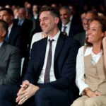 Pau Gasol Instagram - Lo que he vivido y disfrutado con #LaFamilia va mucho más allá de títulos, partidos o medallas. Son vivencias, amistades y momentos que no olvidaré nunca. Por eso es tan especial y emocionante recibir este reconocimiento por parte de la @baloncestoesp. Gracias de corazón a todos! ❤️