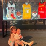 Pau Gasol Instagram - Lo que he vivido y disfrutado con #LaFamilia va mucho más allá de títulos, partidos o medallas. Son vivencias, amistades y momentos que no olvidaré nunca. Por eso es tan especial y emocionante recibir este reconocimiento por parte de la @baloncestoesp. Gracias de corazón a todos! ❤️