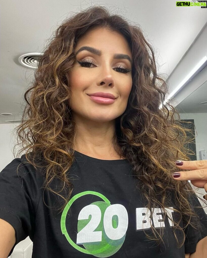 Paula Fernandes Instagram - @20betbrasil me acompanhando por onde eu for. E você? Já fez sua aposta? 💙💚