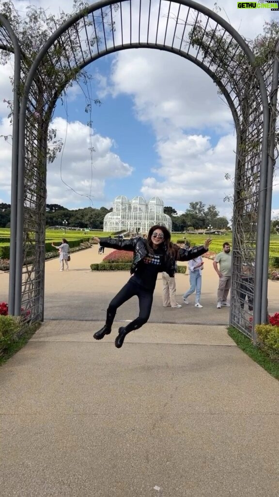 Paula Fernandes Instagram - Alô Curitibaaaaaa!!! Cheguei!!!! Espero todos vocês no teatro positivo, às 21hs para um super show da turnê 11:11!!! AINDA DÁ TEMPO DE ADQUIRIR O SEU INGRESSO! Vocês não podem perder! ❤️