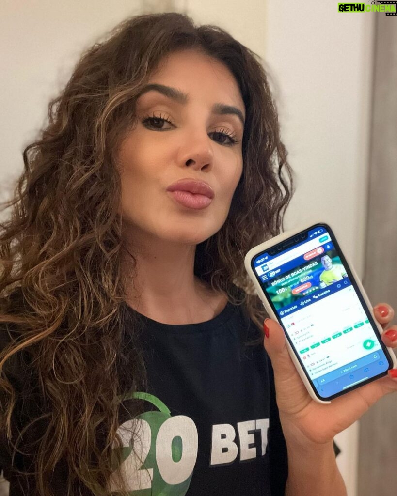 Paula Fernandes Instagram - Estou aqui, vestida a caráter para divulgar um spoiler: em breve os jogadores da @20BetBrasil terão uma surpresa. 💙 E você? Tá esperando o que? Faça já o seu cadastro com o meu link da 20Bet (nos destaques) e comece hoje a jogar!