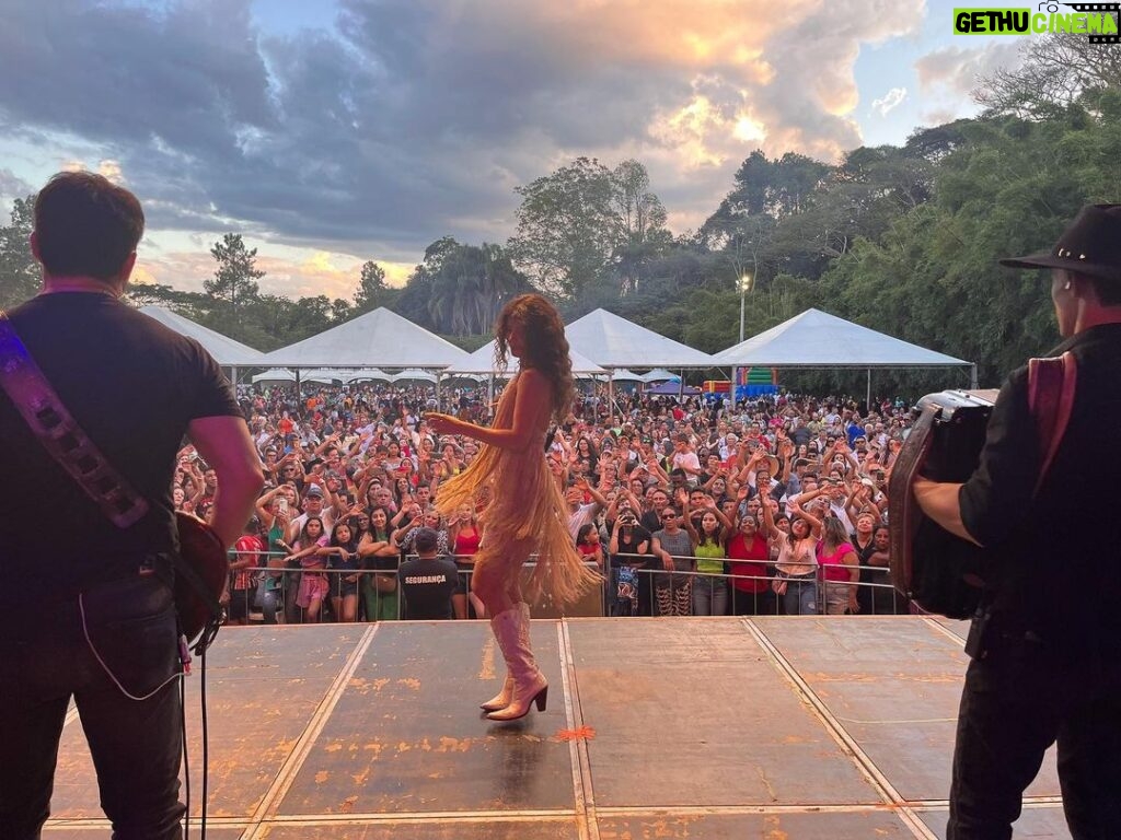 Paula Fernandes Instagram - Que tarde linda vivemos ontem, Cruzeiro/SP! 💃🏻🎤🎵 Cantei, dancei e me diverti. Espero que vocês tb! ❤️ Cruzeiro, Sao Paulo, Brazil