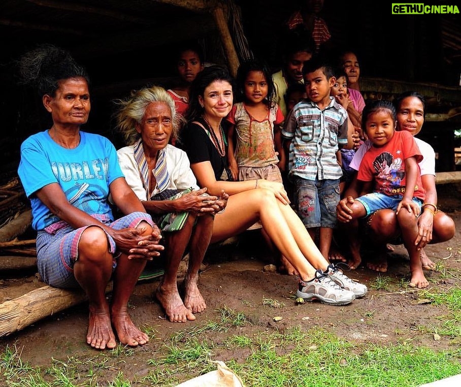 Paula Fernandes Instagram - Hoje é dia de #tbt. Aproveitar pra relembrar minha passagem pela Indonésia numa vila de gente simples e batalhadora. Emocionante e inesquecível! ❤️‍🩹 Indonesia