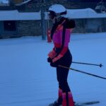 Paula Fernandes Instagram – Aperfeiçoando no ski com o melhor professor @frederic_drouin65 👏🏻😊⛷