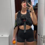 Paula Gonu Instagram - camino de santiago 1 1. con mi hermano llegando a Irún 2. la cenita que nos hizo mi tía lourdes al llegar 3. a punto de salir por la puerta pa comerme mi primera etapa hasta san sebastián 4. las bajadas me hacían feliz (ahora no tanto) 5. la tercera etapa la hice con mi hermano 6. llevo un total de 6 ampollas y ya me sé la de la vaselina 7. todas las personas que me estáis dando ánimos cuando me veis >>> 8. primera visita a la lavandería porque media maleta olía regular 9. me morí con esas vacas y luego seguramente mueran ellas 10. la primera señal con la cuenta atrás hasta santiago… seguiremos informando🫶🏽