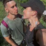 Paula Gonu Instagram - camino de santiago 1 1. con mi hermano llegando a Irún 2. la cenita que nos hizo mi tía lourdes al llegar 3. a punto de salir por la puerta pa comerme mi primera etapa hasta san sebastián 4. las bajadas me hacían feliz (ahora no tanto) 5. la tercera etapa la hice con mi hermano 6. llevo un total de 6 ampollas y ya me sé la de la vaselina 7. todas las personas que me estáis dando ánimos cuando me veis >>> 8. primera visita a la lavandería porque media maleta olía regular 9. me morí con esas vacas y luego seguramente mueran ellas 10. la primera señal con la cuenta atrás hasta santiago… seguiremos informando🫶🏽