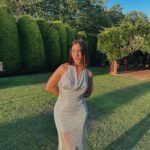 Paula Gonu Instagram - 1. llegando a la boda de mi amigo del cole uri 2. vestido rescatado a última hora en asos funcionando 10/10 3. ya no describo más, me hice un tatu en el pie, amortízalos el fotomatón y alguien me dio un golpe en el pie por lo que supongo que mañana iré al médico, por cierto de parte de sofi la novia: le ayudó con la boda su amiga @elgallineroevents y cómo me lo pasé tan bien os lo dejo por aquí🫶🏽