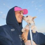 Paula Gonu Instagram - mi coquito querida, el angelito, el ser vivo más increíble que he conocido!! cumples 10 añitos en un mes y te felicito por aquí porque sé que lo vas a leer porque me niego a pensar que no haces cosas de humano cuando no me doy cuenta. me haces llorar de lo buena que eres y no sé qué haría sin ti. 10 años compartiendo vida juntas maldita rata con piel rosa y manchitas de vaca. Te amo mucho. Gracias por existir, ojalá todos conociesen un amor como el tuyo cocoguapiisss