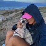 Paula Gonu Instagram - mi coquito querida, el angelito, el ser vivo más increíble que he conocido!! cumples 10 añitos en un mes y te felicito por aquí porque sé que lo vas a leer porque me niego a pensar que no haces cosas de humano cuando no me doy cuenta. me haces llorar de lo buena que eres y no sé qué haría sin ti. 10 años compartiendo vida juntas maldita rata con piel rosa y manchitas de vaca. Te amo mucho. Gracias por existir, ojalá todos conociesen un amor como el tuyo cocoguapiisss