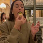 Paula Gonu Instagram - 5. siempre os gusta eso y a mí tenerlo como recuerdo así que 🤝🏽 7. hay que ser de contrastes siempre 1. repitiendo blazer por la noche para ir a cenar porque hay que optimizar la maleta 3. “a Ruth y Joe Arnold les encantaba sentarse aquí en las noches de verano. Nuestros padres se han ido pero no se han olvidado” 8. en el lobby del hotel esperando a la gente porque mi nuevo personaje es más puntual que el anterior 2. haciendo lo que más me gusta hacer o sea comer 4. en la habitación comiéndole al tofu korean bbq que me compré pa merendar en el wholefoods 9. la réplica del escritorio de Karl Lagerfeld en el MET nos demuestra que no hay que ser ordenado para ser un millonetis decídselo a vuestra gente 6. una XL que se viene pa España 10. con un tío alto en Times Square