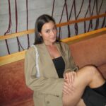 Paula Gonu Instagram - 5. siempre os gusta eso y a mí tenerlo como recuerdo así que 🤝🏽 7. hay que ser de contrastes siempre 1. repitiendo blazer por la noche para ir a cenar porque hay que optimizar la maleta 3. “a Ruth y Joe Arnold les encantaba sentarse aquí en las noches de verano. Nuestros padres se han ido pero no se han olvidado” 8. en el lobby del hotel esperando a la gente porque mi nuevo personaje es más puntual que el anterior 2. haciendo lo que más me gusta hacer o sea comer 4. en la habitación comiéndole al tofu korean bbq que me compré pa merendar en el wholefoods 9. la réplica del escritorio de Karl Lagerfeld en el MET nos demuestra que no hay que ser ordenado para ser un millonetis decídselo a vuestra gente 6. una XL que se viene pa España 10. con un tío alto en Times Square