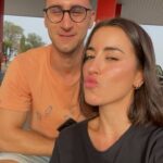 Paula Gonu Instagram - camino de santiago 1 1. con mi hermano llegando a Irún 2. la cenita que nos hizo mi tía lourdes al llegar 3. a punto de salir por la puerta pa comerme mi primera etapa hasta san sebastián 4. las bajadas me hacían feliz (ahora no tanto) 5. la tercera etapa la hice con mi hermano 6. llevo un total de 6 ampollas y ya me sé la de la vaselina 7. todas las personas que me estáis dando ánimos cuando me veis >>> 8. primera visita a la lavandería porque media maleta olía regular 9. me morí con esas vacas y luego seguramente mueran ellas 10. la primera señal con la cuenta atrás hasta santiago… seguiremos informando🫶🏽
