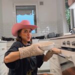 Paula Gonu Instagram - salmón sweet chilli pa quién lo quieraaa🌶️ - salmón (te imaginas que no?) - aceite oliva - ajo polvo - miel - sriracha - sam - cayena polvo - pimienta negra - arroz hervido * troceas el salmón y lo mezclas con un poco de aceite, sal, ajo polvo y cayena * lo horneas hasta que veas que está hecho * mezclas miel con sriracha y se la echas al salmón * lo vuelves a meter al horno hasta que haga costrita * colocas en un bol el arroz y el salmón y el sobrante de la salsita * decoras con semillas de sésamo y lo verde de la cebolleta * te lo jalas