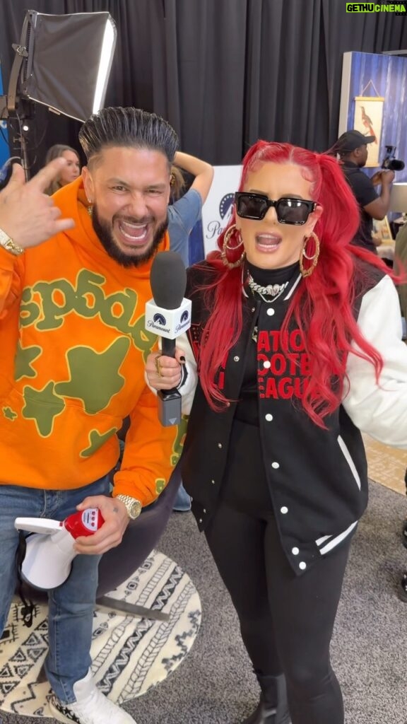Pauly D. Instagram - I’m from MTV, of COURSE I don’t let @djpaulyd and @justinavalentine walk past me before the #SuperBowl without saying hiiii 👋 #SBLVIII