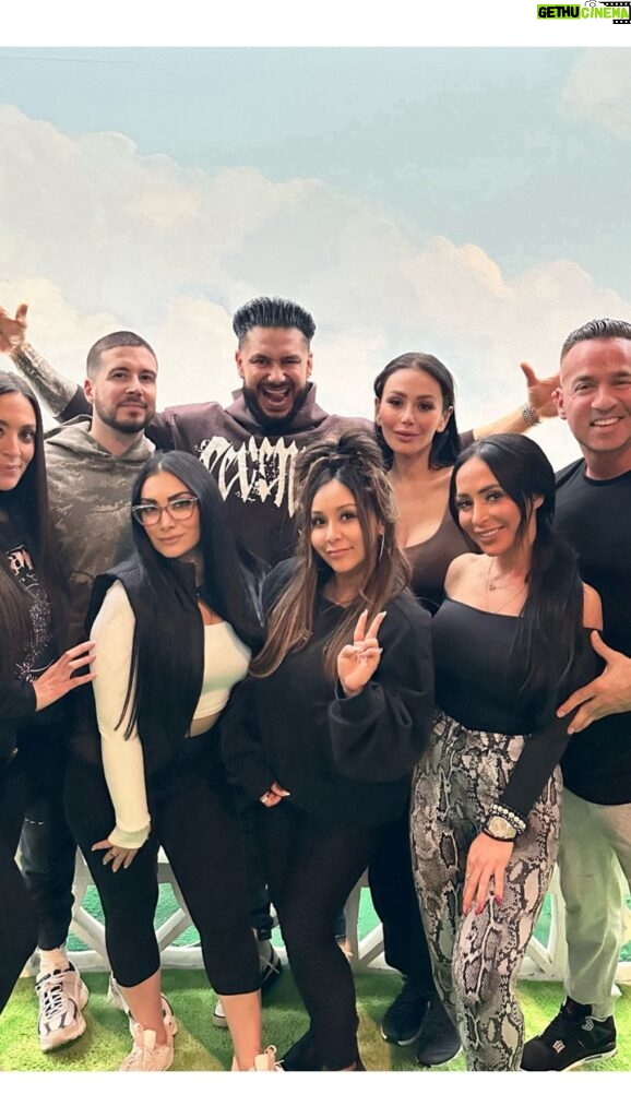 Pauly D. Instagram - HERE WE GOOOO 🔥 WE ARE BACK TOMM 8PM @jerseyshore 🥂