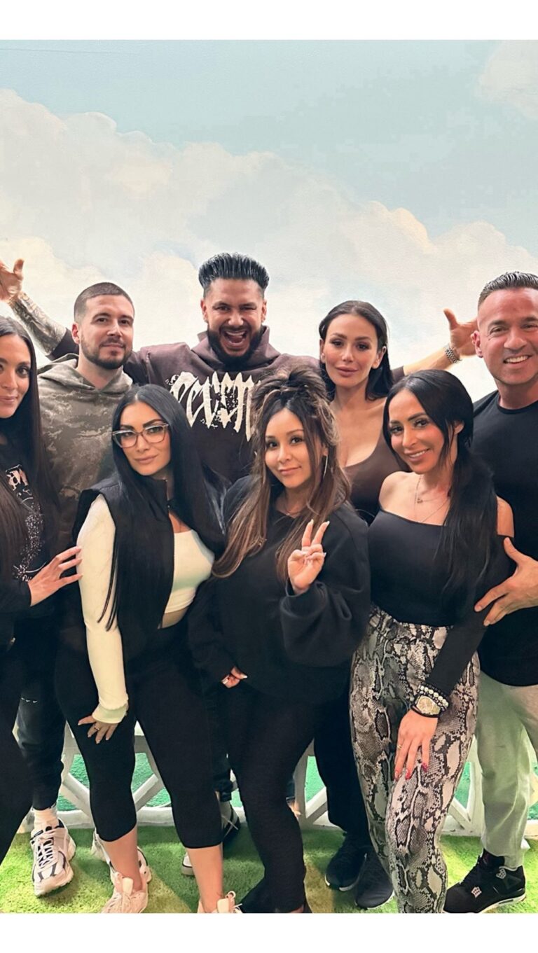 Pauly D. Instagram - HERE WE GOOOO 🔥 WE ARE BACK TOMM 8PM @jerseyshore 🥂