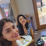 Pavitra Punia Instagram - Coffee ☕️ with my gals 👧 👧 @sinhavantika @moushumibanerji #pavitraapuniya